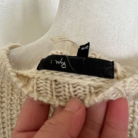 Ryu Women's Cable Knit Long Sleeve V-neck Pullover Sweater Tan Small to Medium - Picture 6 of 6